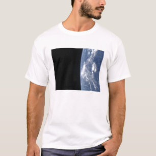 Aarde-horizon en de zwarte aard van ruimte 2 t-shirt