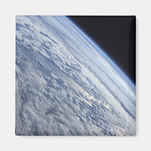 Aarde-horizon tegen de duisternis van de ruimte magneet (Voorkant)