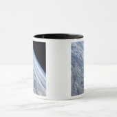 Aarde-horizon tegen de duisternis van de ruimte mok (Midden)