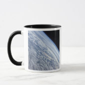 Aarde-horizon tegen de duisternis van de ruimte mok (Links)