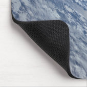 Aarde-horizon tegen de duisternis van de ruimte muismat (Hoek)