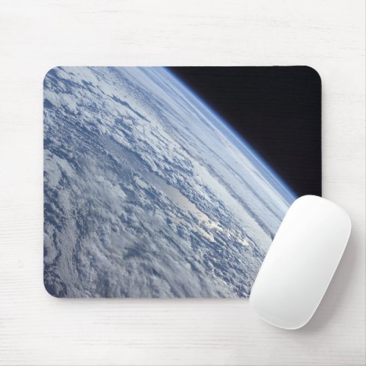 Aarde-horizon tegen de duisternis van de ruimte muismat (Met muis)