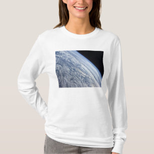 Aarde-horizon tegen de duisternis van de ruimte t-shirt