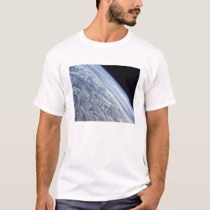 Aarde-horizon tegen de duisternis van de ruimte t-shirt