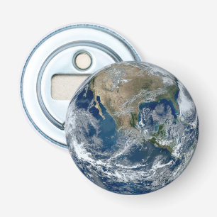 Aarde in de buitenruimte met wolken button flesopener