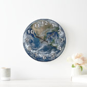 Aarde in de buitenruimte met wolken grote klok (Huis)