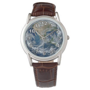 Aarde in de buitenruimte met wolken horloge