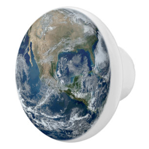 Aarde in de buitenruimte met wolken keramische knop