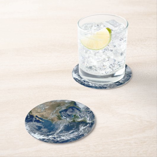 Aarde in de buitenruimte met wolken ronde kartonnen onderzetter (Insitu)