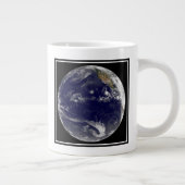 Aarde met drie tropische cyclonen in de Stille Oce Grote Koffiekop (Rechts)