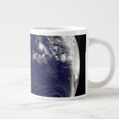 Aarde met drie tropische cyclonen in de Stille Oce Grote Koffiekop (Rechts)