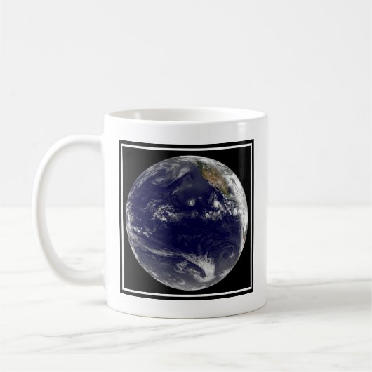 Aarde met drie tropische cyclonen in de Stille Oce Koffiemok (Links)