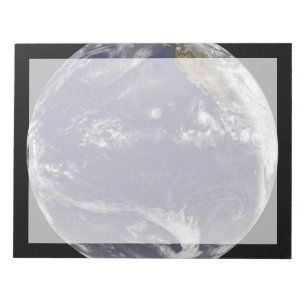 Aarde met drie tropische cyclonen in de Stille Oce Notitieblok