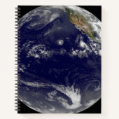 Aarde met drie tropische cyclonen in de Stille Oce Notitieboek (Voorkant)