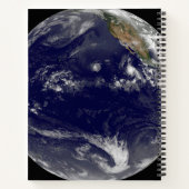 Aarde met drie tropische cyclonen in de Stille Oce Notitieboek (Achterkant)