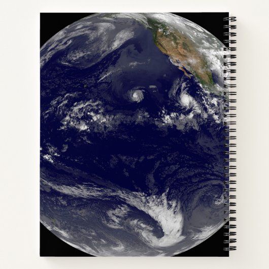 Aarde met drie tropische cyclonen in de Stille Oce Notitieboek (Achterkant)