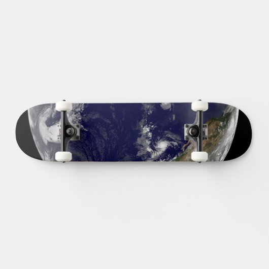 Aarde met drie tropische cyclonen in de Stille Oce Persoonlijk Skateboard (Horizontaal)