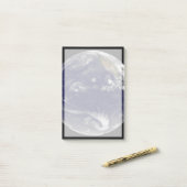 Aarde met drie tropische cyclonen in de Stille Oce Post-it® Notes (Op bureau)