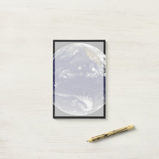 Aarde met drie tropische cyclonen in de Stille Oce Post-it® Notes (Op bureau)