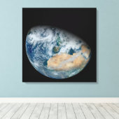 Aarde met Noord-Afrika en Zuidwest-Europa Canvas Afdruk (Insitu (Houten vloer))