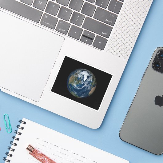 Aarde met wolken en Zee 2 Sticker (Laptop met iPhone)