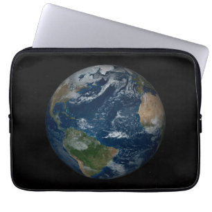 Aarde met wolken en Zee Laptop Sleeve