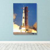 Aarde schudt als Saturn V de hemel doorklieft naar Canvas Afdruk (Insitu (Houten vloer))