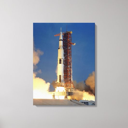 Aarde schudt als Saturn V de hemel doorklieft naar Canvas Afdruk (Voorkant)