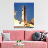 Aarde schudt als Saturn V de hemel doorklieft naar Canvas Afdruk (Insitu (Woonkamer))