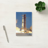 Aarde schudt als Saturn V de hemel doorklieft naar Post-it® Notes (Kantoor)