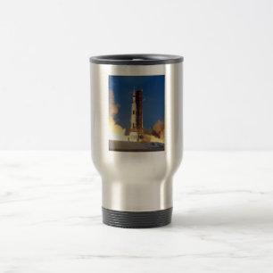 Aarde schudt als Saturn V de hemel doorklieft naar Reisbeker