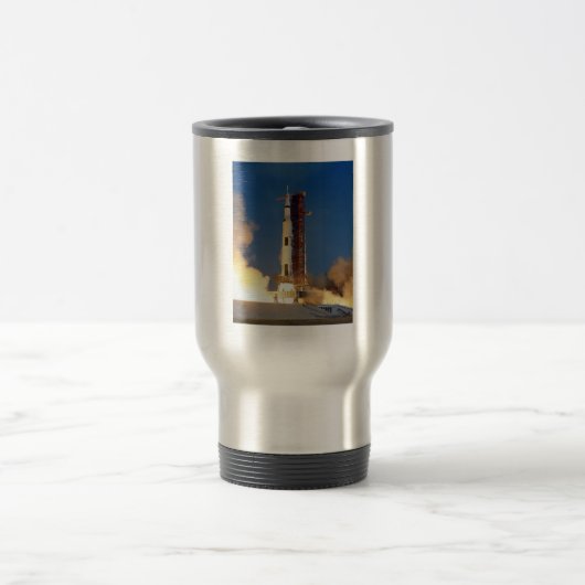 Aarde schudt als Saturn V de hemel doorklieft naar Reisbeker (Center)