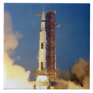 Aarde schudt als Saturn V de hemel doorklieft naar Tegeltje