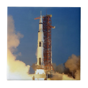 Aarde schudt als Saturn V de hemel doorklieft naar Tegeltje