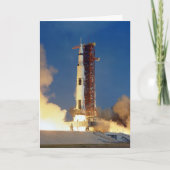 Aarde schudt als Saturn V de hemel verlicht naar d Kaart (Voorkant)