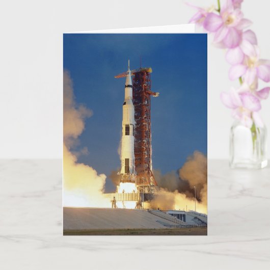 Aarde schudt als Saturn V de hemel verlicht naar d Kaart (Orchidee)