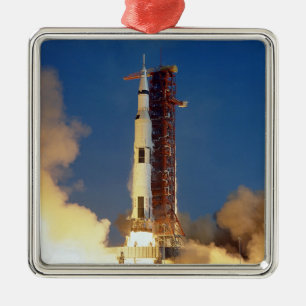 Aarde schudt als Saturn V de hemel verlicht naar d Metalen Ornament