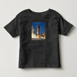 Aarde schudt als Saturn V de hemel verlicht op weg Kinder Shirts