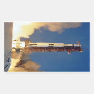 Aarde schudt als Saturn V de hemel verlicht op weg Rechthoekige Sticker