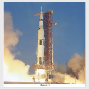 Aarde schudt als Saturn V de lucht doorklieft naar Sticker