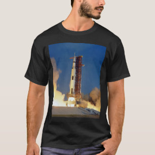 Aarde schudt als Saturn V de lucht doorklieft naar T-shirt