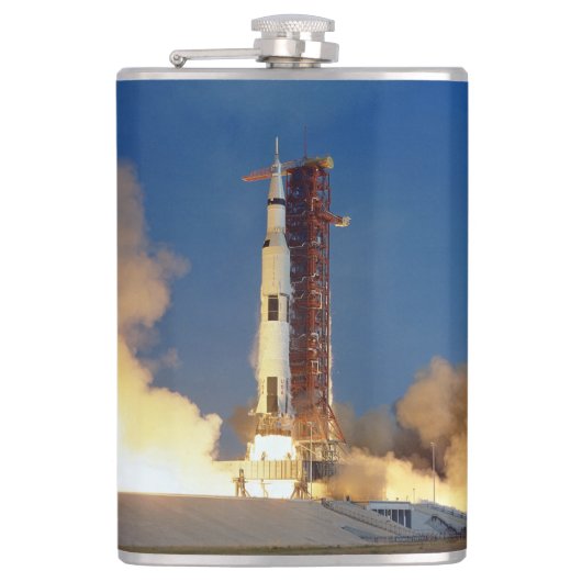 Aarde schudt als Saturn V de lucht doorklieft op w Heupfles (Voorkant)