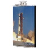 Aarde schudt als Saturnus V naar maan blaast Heupfles (Links)