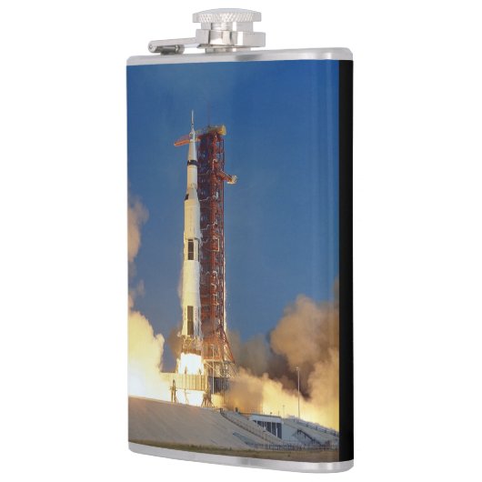 Aarde schudt als Saturnus V naar maan blaast Heupfles (Links)