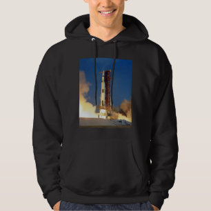 Aarde schudt als Saturnus V naar maan blaast Hoodie