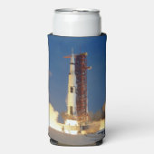 Aarde schudt als Saturnus V naar maan blaast Seltzer Blikjeskoeler (Seltzer Voorkant)