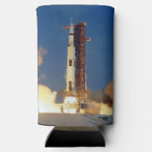 Aarde schudt als Saturnus V naar maan blaast Seltzer Blikjeskoeler (Achterkant)