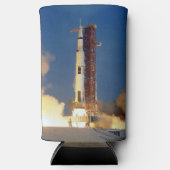 Aarde schudt als Saturnus V naar maan blaast Seltzer Blikjeskoeler (Voorkant)