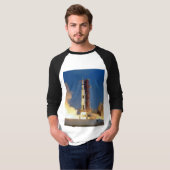 Aarde schudt als Saturnus V naar maan blaast T-shirt (Voorkant volledig)
