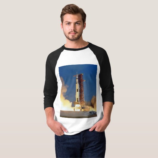 Aarde schudt als Saturnus V naar maan blaast T-shirt (Voorkant volledig)